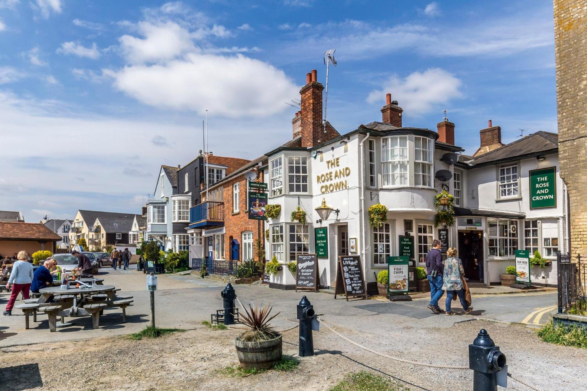 Queens Cottage, Wivenhoe Stylish, Plush, Cosy, Convenient & Quirky, 2X Double Bed Period Cottage Plus Patio - 9 Min Walk Train, 4 Min Walk High Street Pubs, Restaurants, Shops Exterior foto